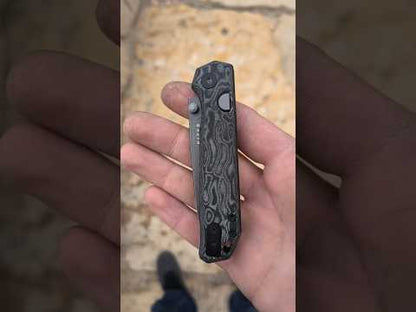 Kizer Begleiter Button Linerlock – Gray PVD / Black Micarta